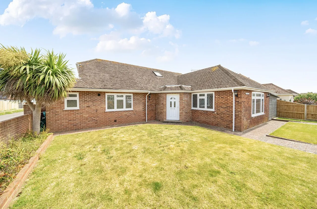 3 bed property for sale, Southern Road, Selsey, PO20