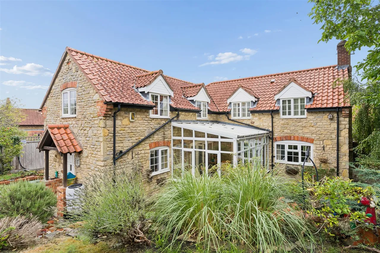3 bed house for sale, The Square, Yardley Hastings
