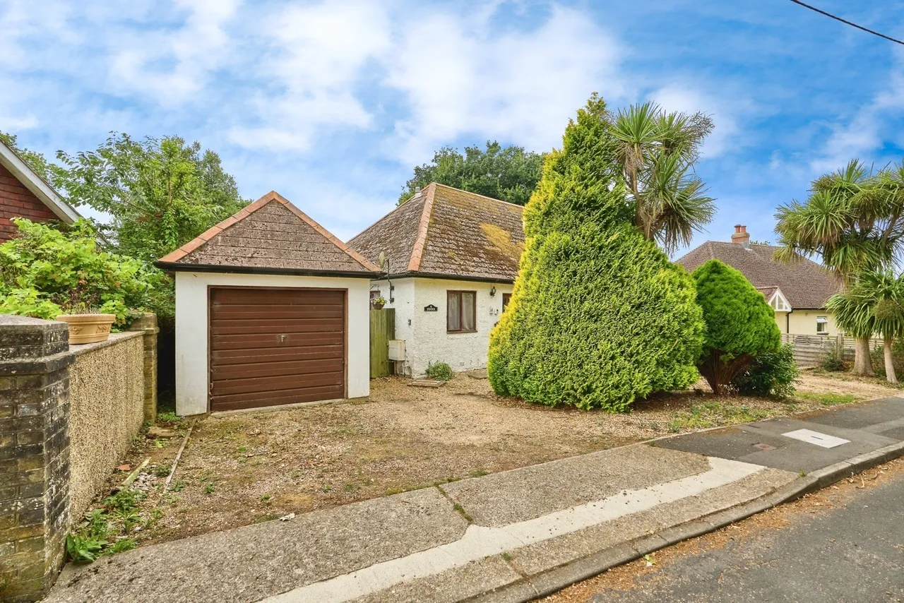 4 bed house for sale, Woodside Avenue, Alverstone Garden Village, PO36