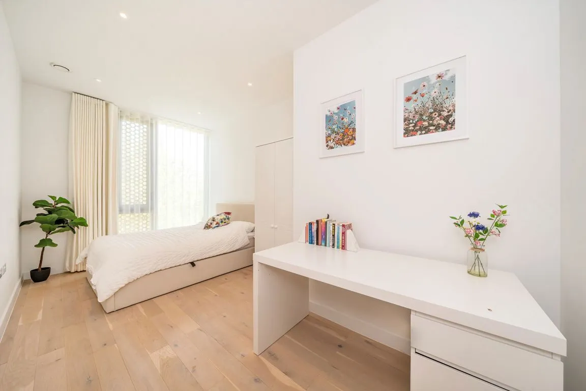 Balham High Road, SW17, photo 6