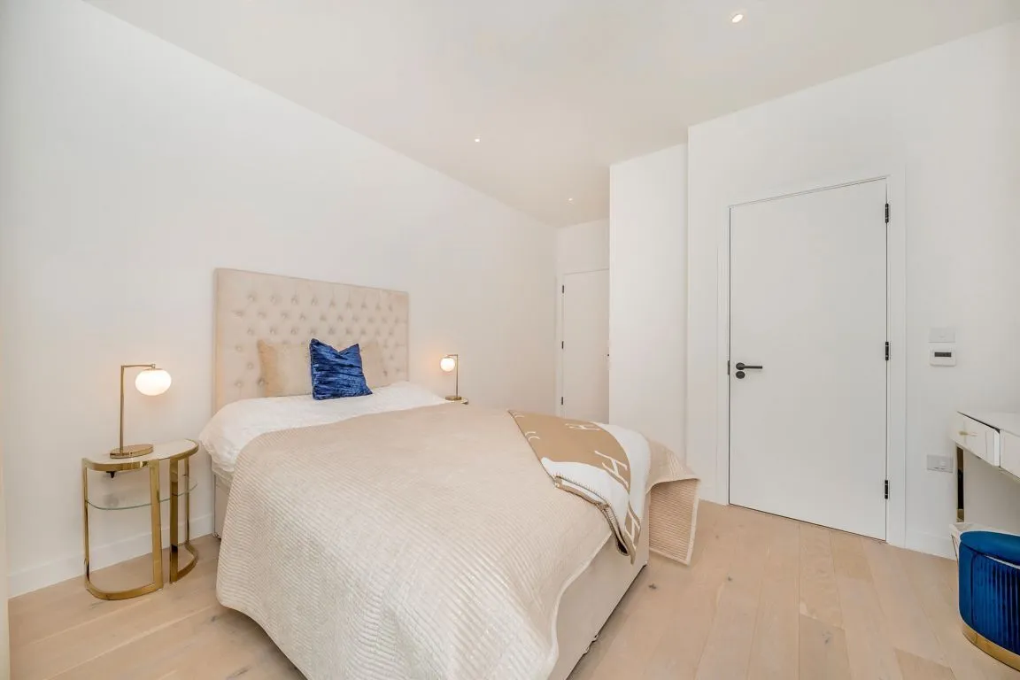 Balham High Road, SW17, photo 5
