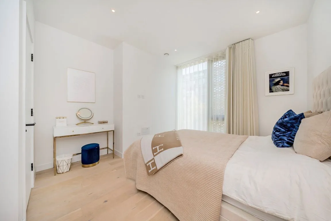 Balham High Road, SW17, photo 4
