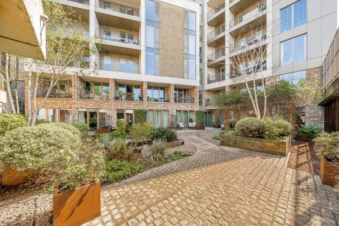 Balham High Road, SW17, photo 11