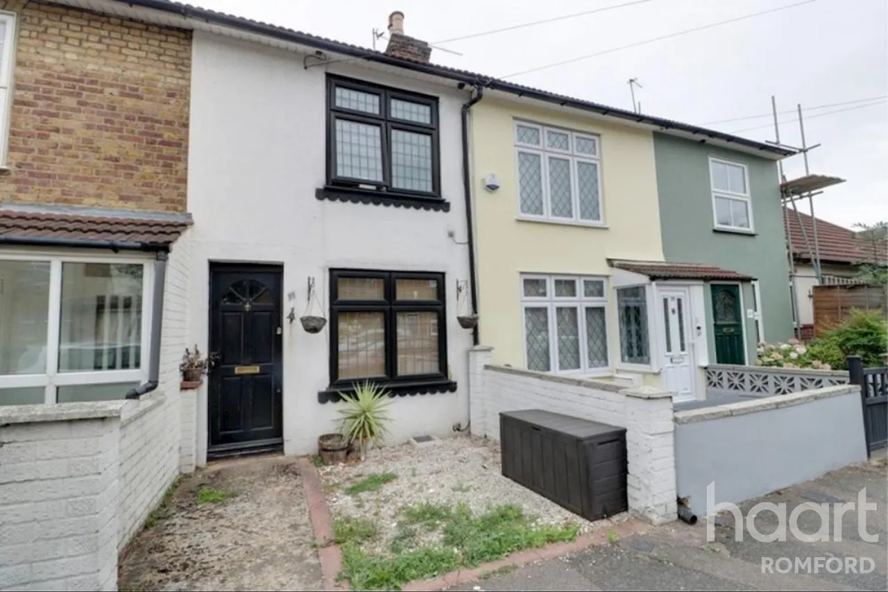 2 bed house to rent, Richmond Road, Romford -, RM1
