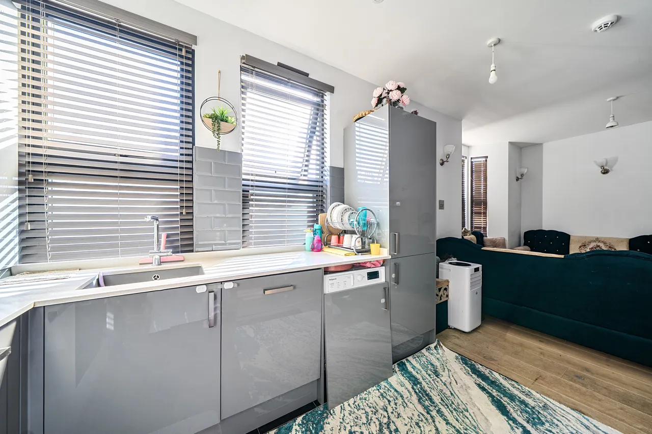 London, NW2, photo 8