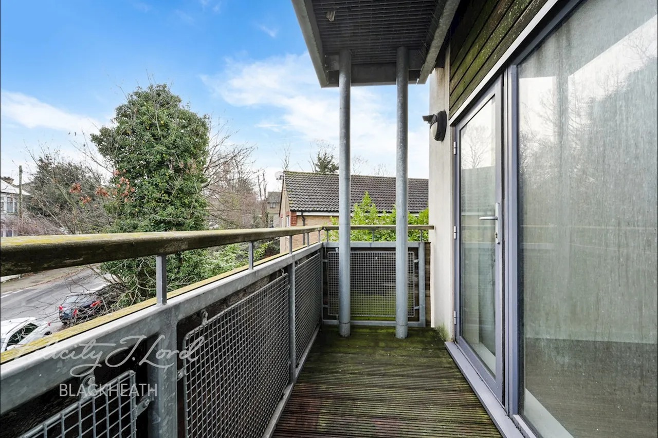 Bramhope Lane, Charlton, photo 14