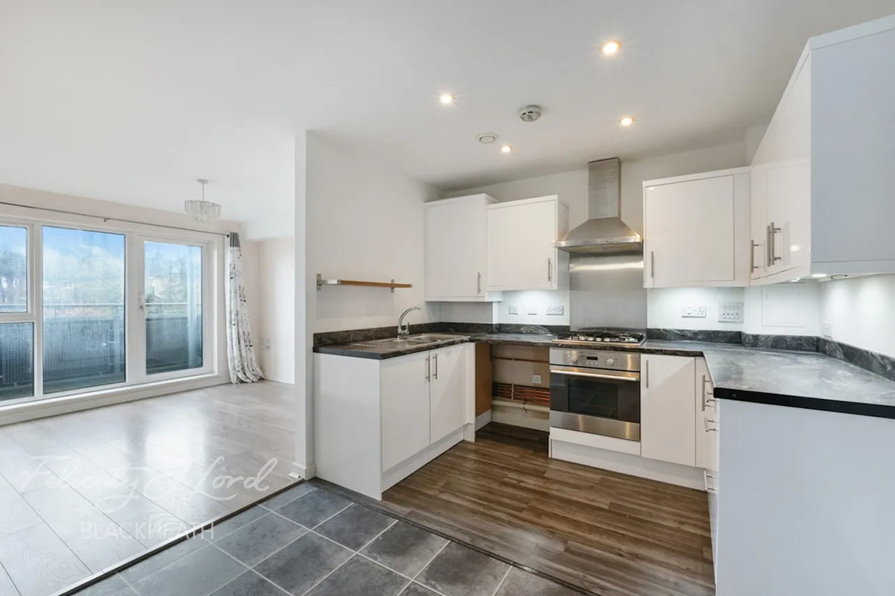 2 bed flat for sale, Bramhope Lane, Charlton