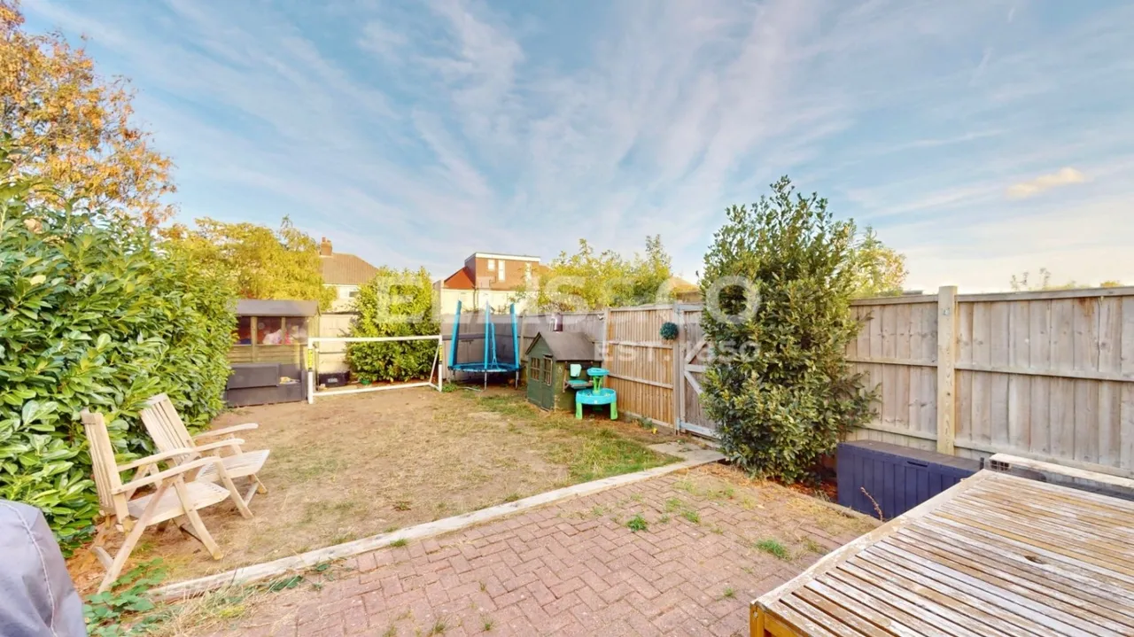 3 bed flat for sale, Costons Lane, Greenford, UB6