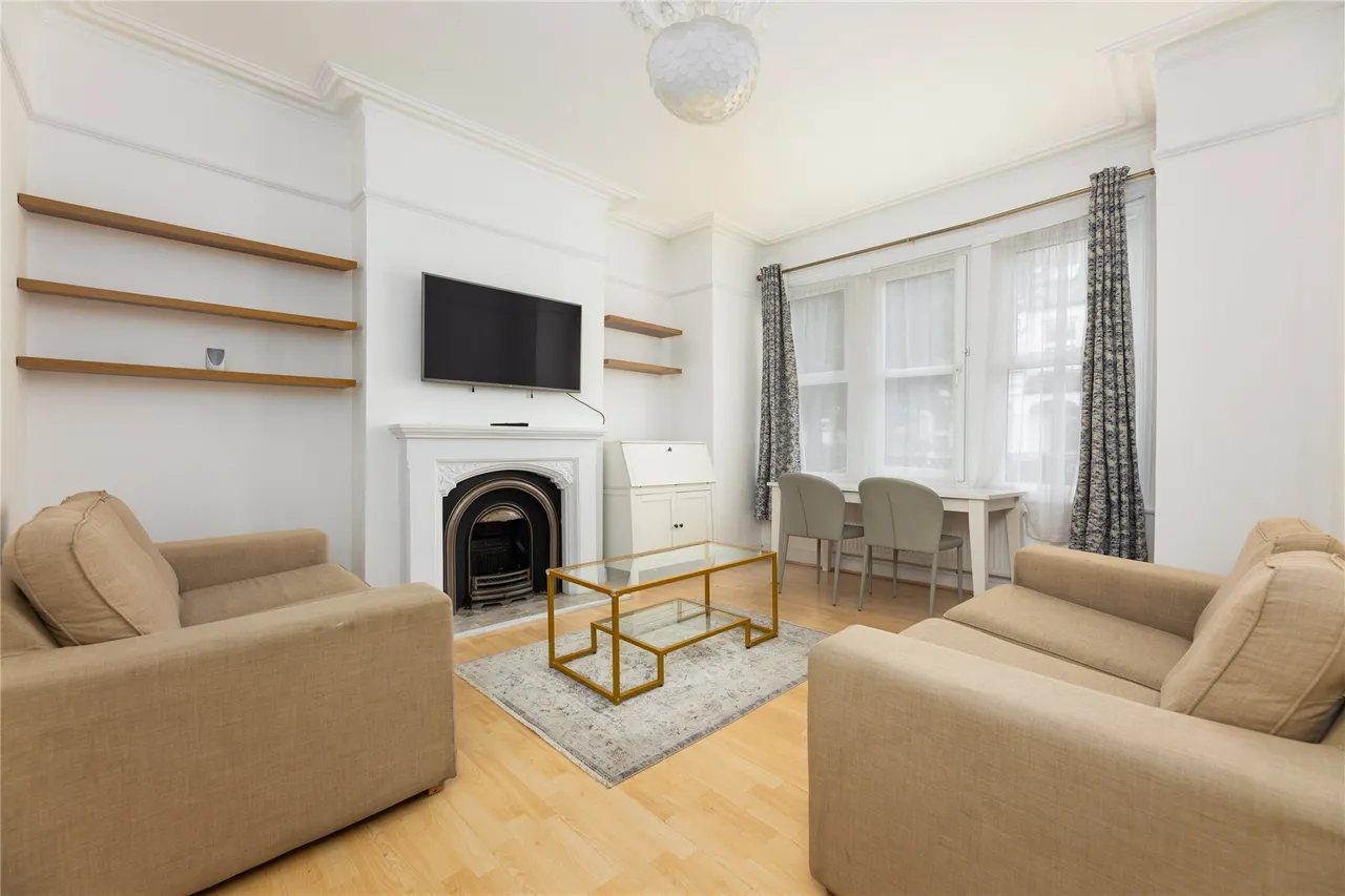 2 bed flat to rent, Clonmore Street, Southfields, SW18