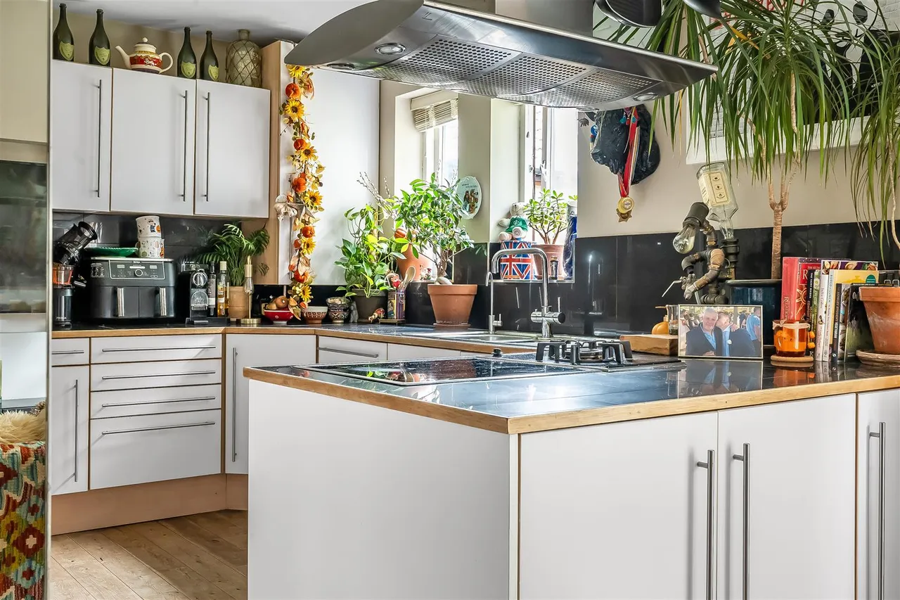 Beechwood Park, Leatherhead, KT22, photo 4