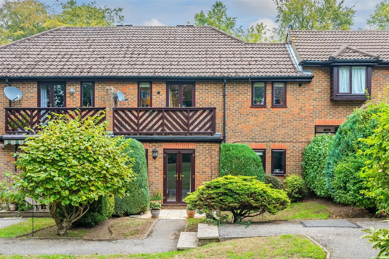 2 bed flat for sale, Beechwood Park, Leatherhead, KT22