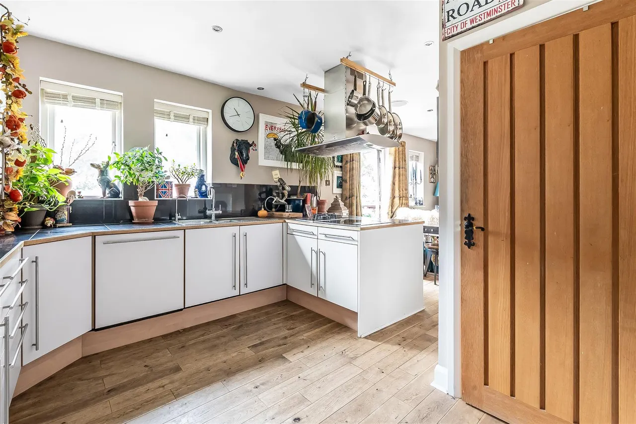 Beechwood Park, Leatherhead, KT22, photo 3
