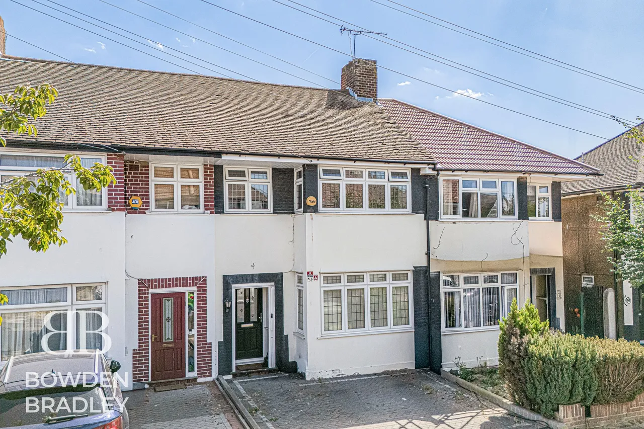 3 bed house for sale — Hanover Gardens, Hainault, IG6