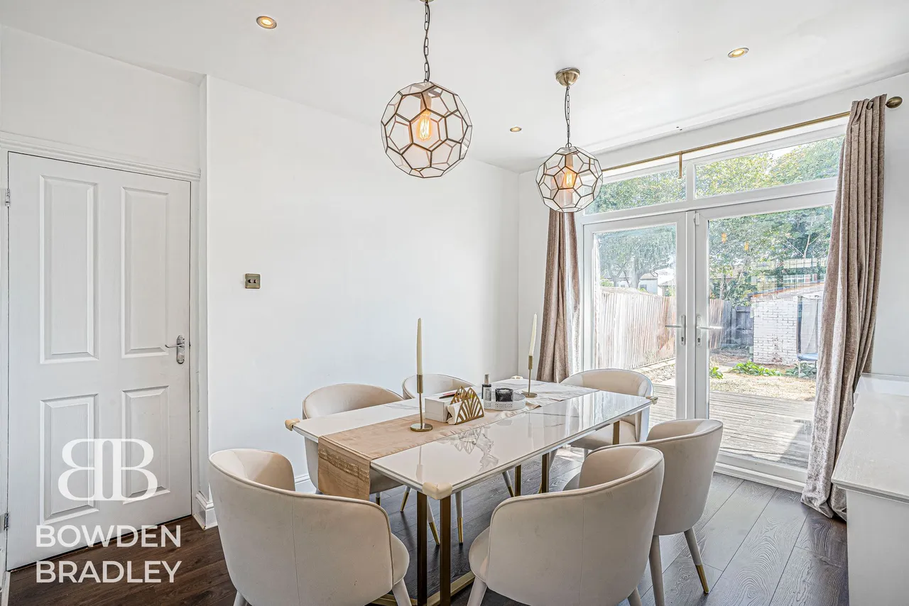 Hanover Gardens, Hainault, IG6, photo 4