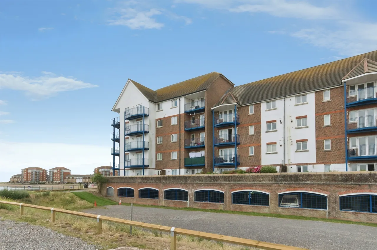 2 bed flat for sale — Bermuda Place, Eastbourne