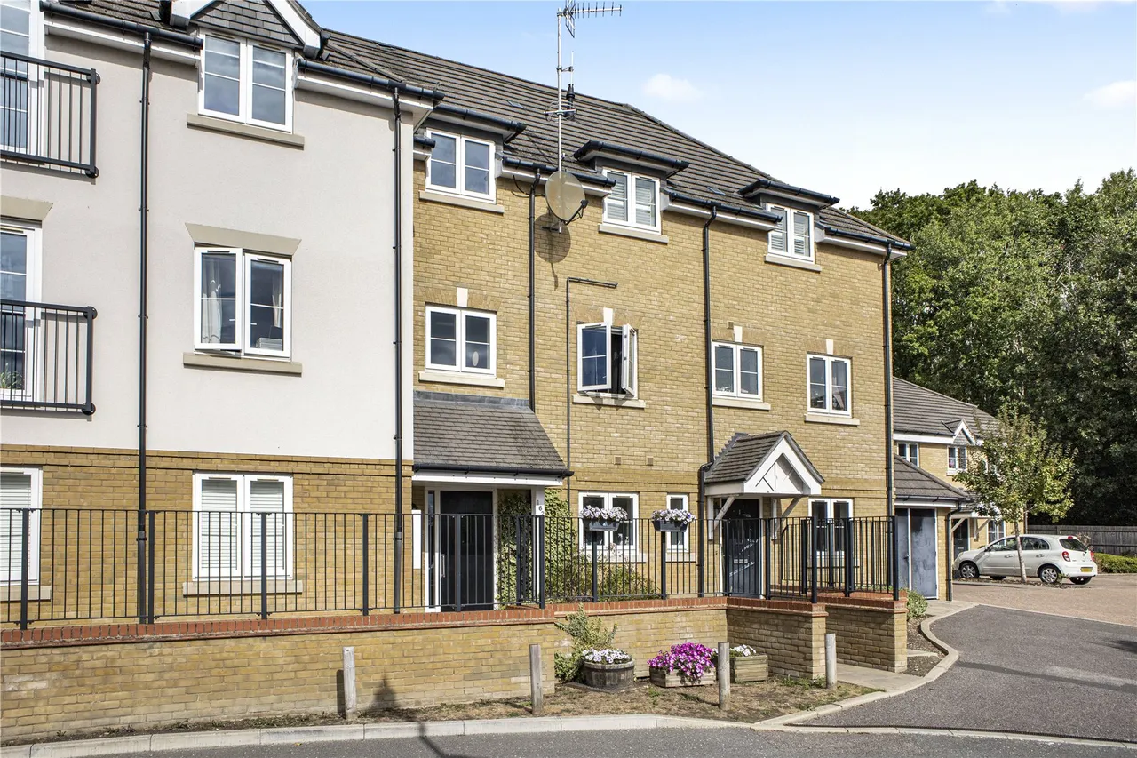 2 bed flat for sale, Brookwood Farm Drive, Knaphill, GU21