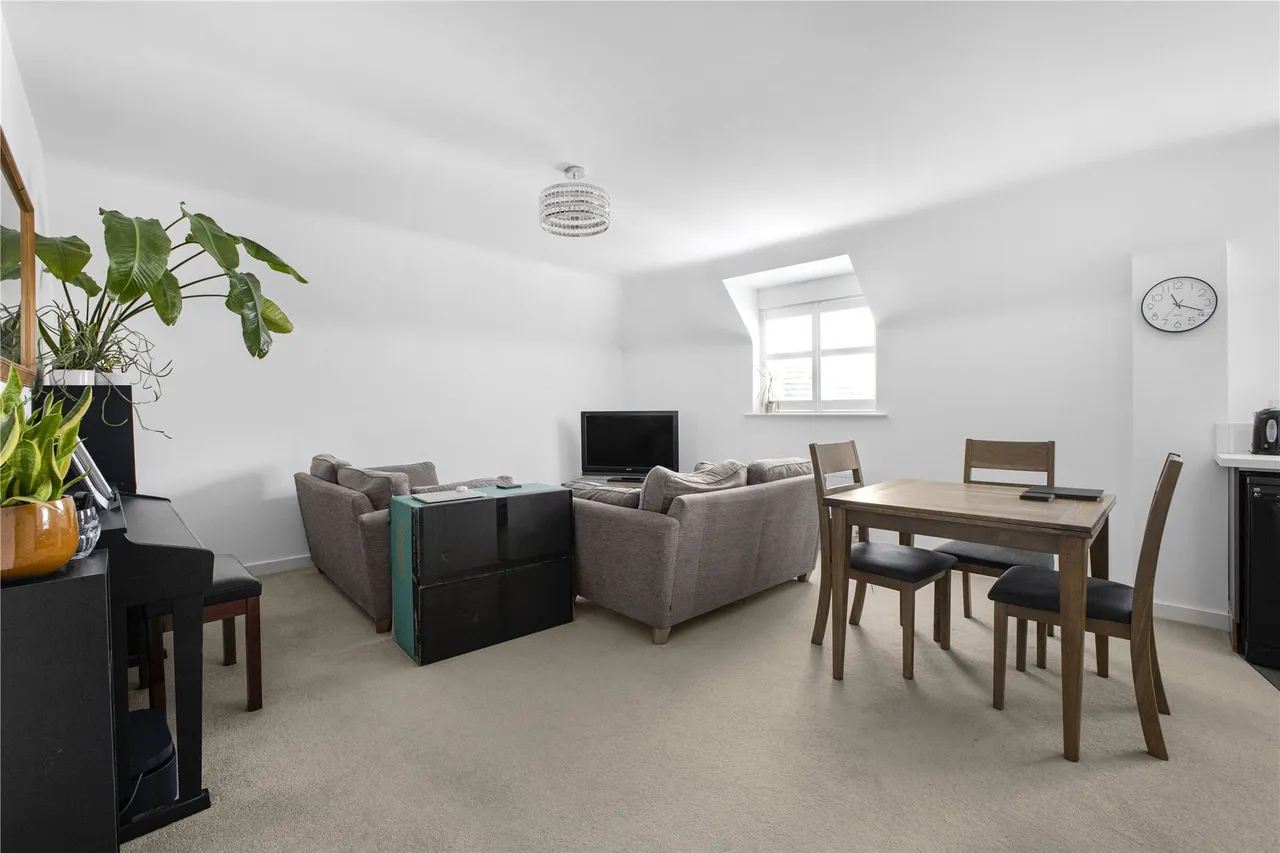 Brookwood Farm Drive, Knaphill, GU21, photo 2