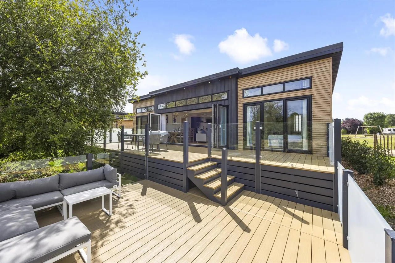 2 bed house for sale — Bluebell Park, Sumners Ponds, Barns Green, Horsham