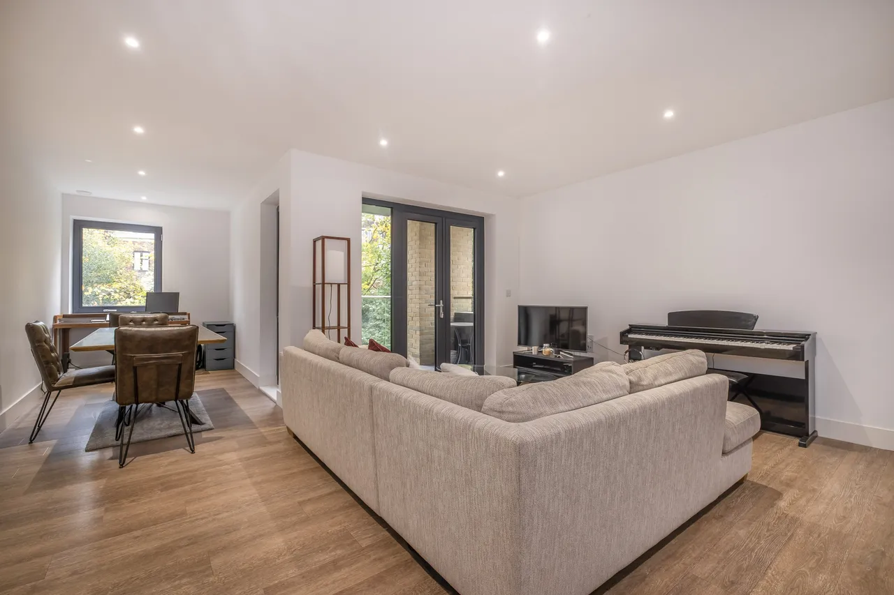 2 bed flat for sale, Pipit Drive, London, SW15
