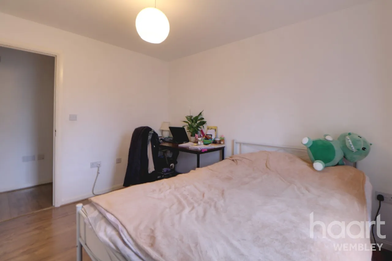 Forty Lane, Wembley, HA9, photo 4