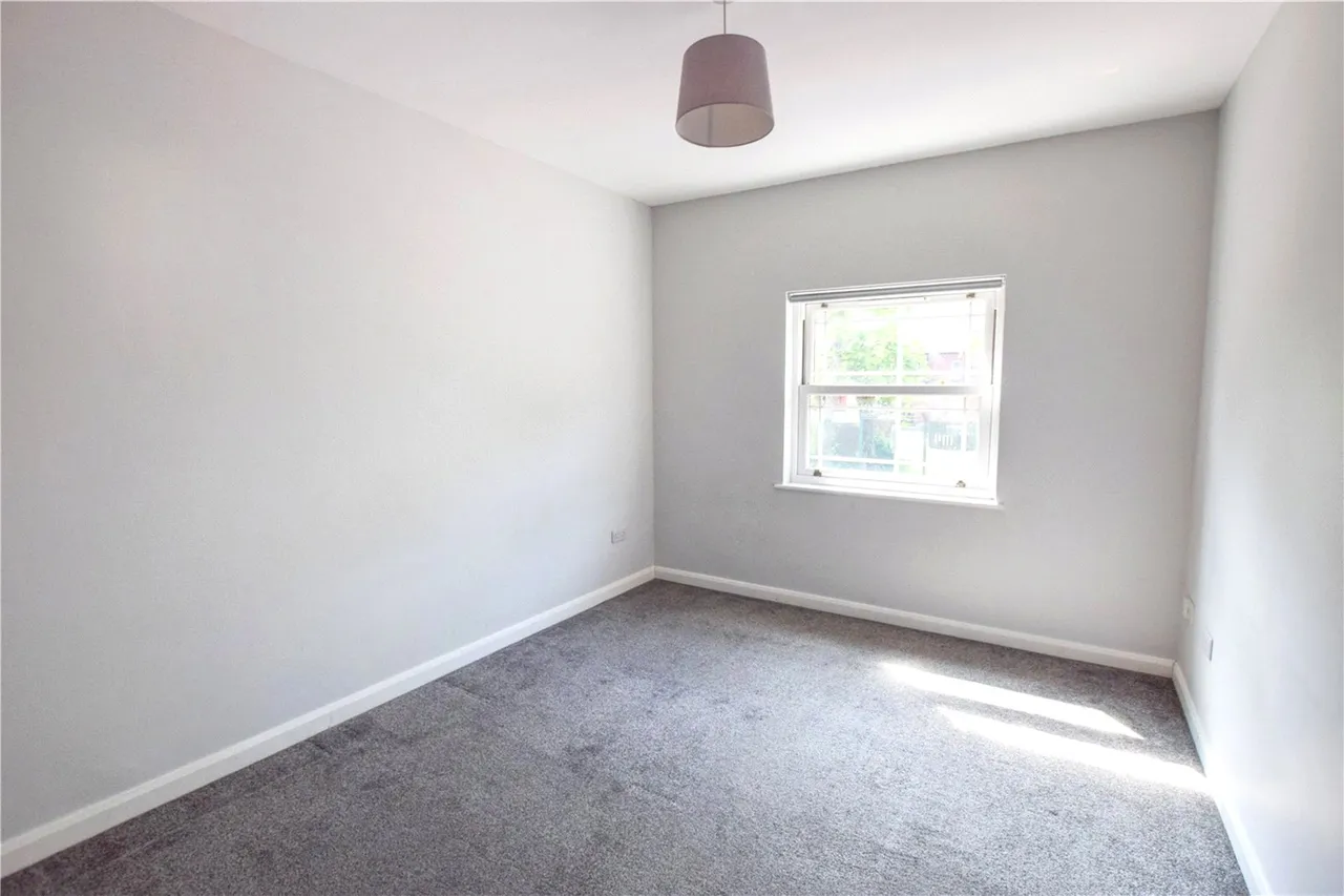 Lynchford Road, Farnborough, Hampshire, GU14 6HD, photo 3
