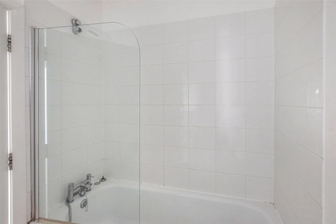 Lynchford Road, Farnborough, Hampshire, GU14 6HD, photo 5