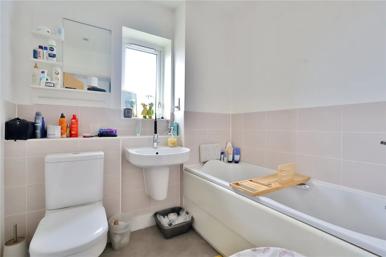 Hoad Crescent, Woking, GU22, photo 9