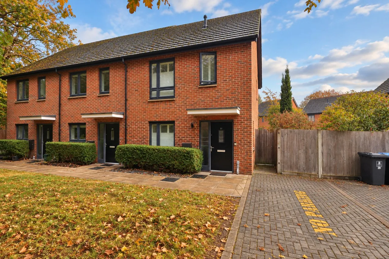 2 bed house for sale, Hoad Crescent, Woking, GU22