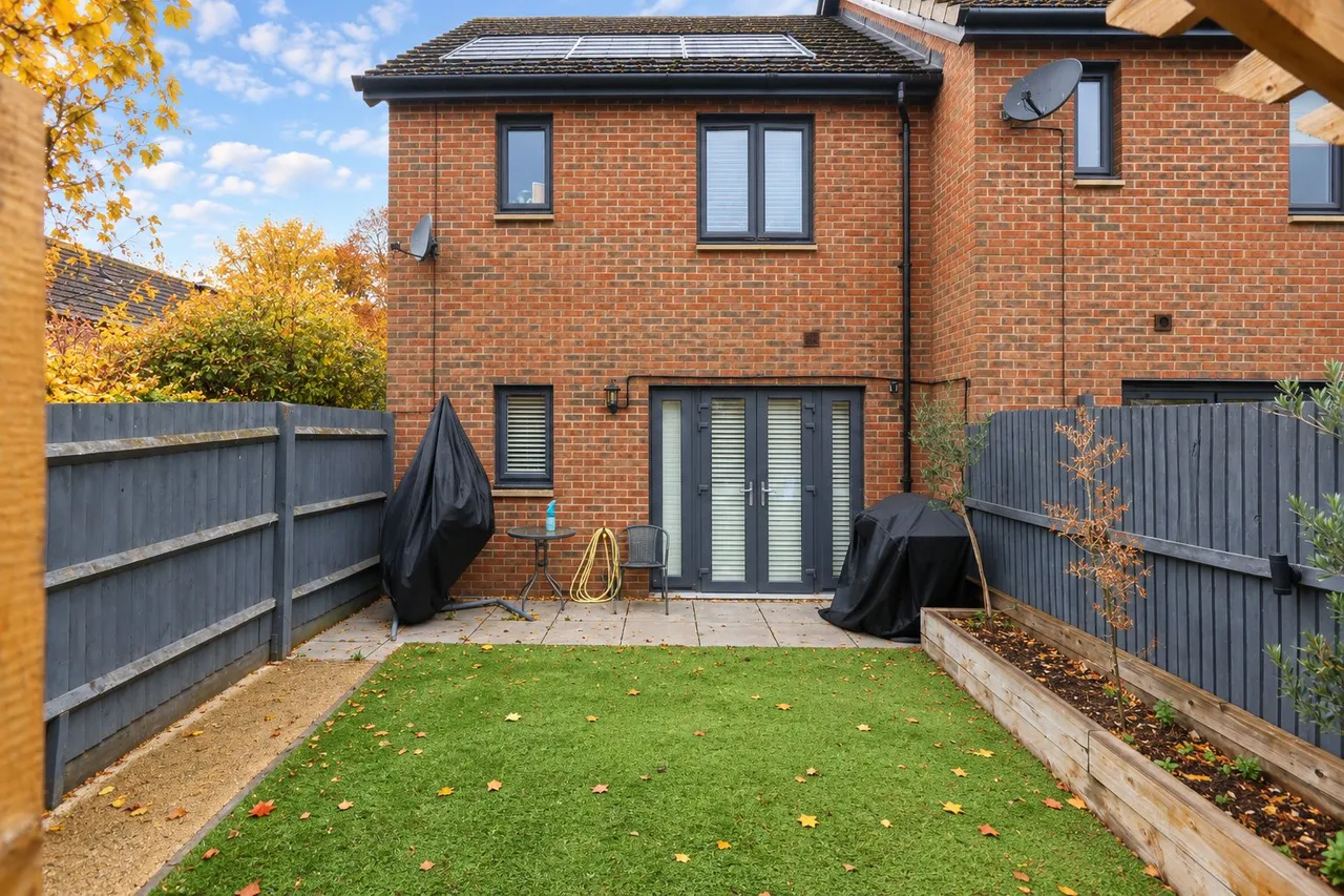 Hoad Crescent, Woking, GU22, photo 12