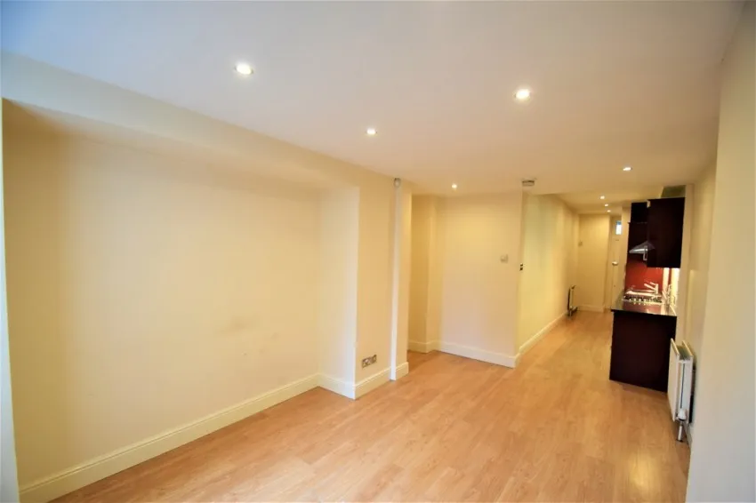 Chiswick High Road, W4, photo 3