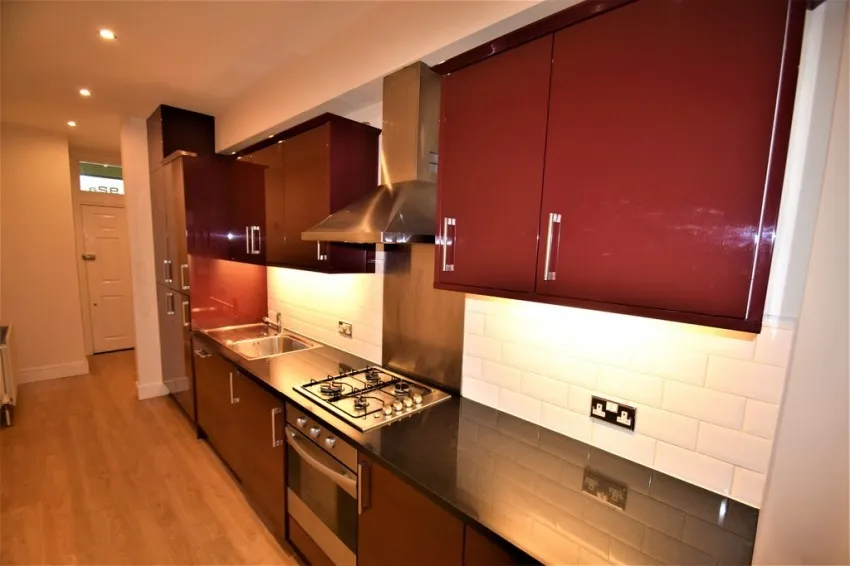 Chiswick High Road, W4, photo 5