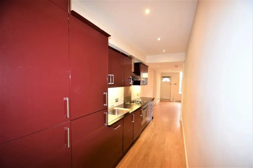 Chiswick High Road, W4, photo 2