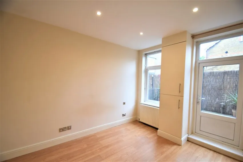 Chiswick High Road, W4, photo 6