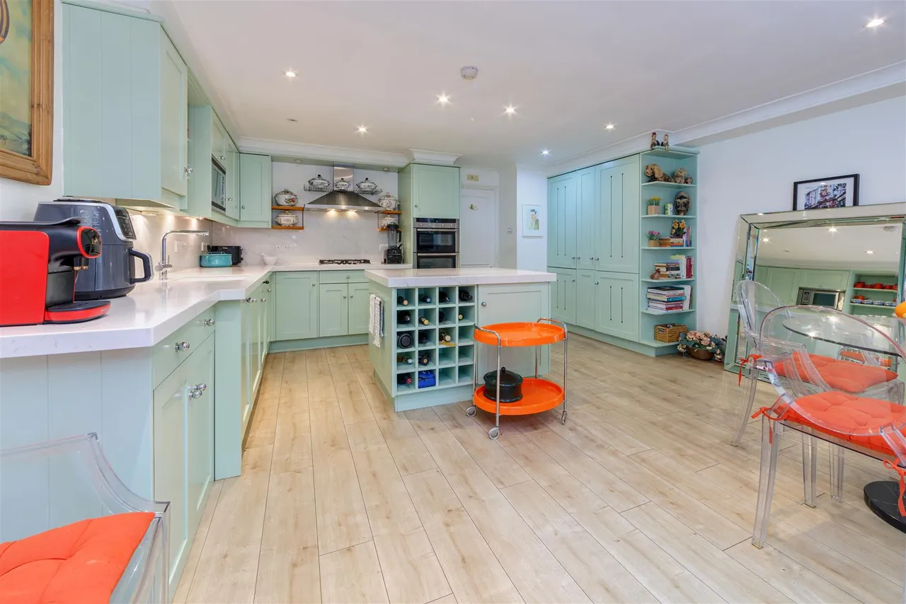 Thornbury Square, Highgate, N6, photo 6