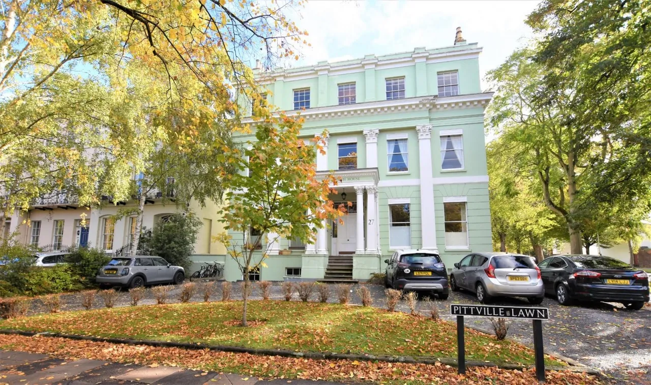 2 bed flat to rent, Kenilworth House, Pittville Lawn, GL52