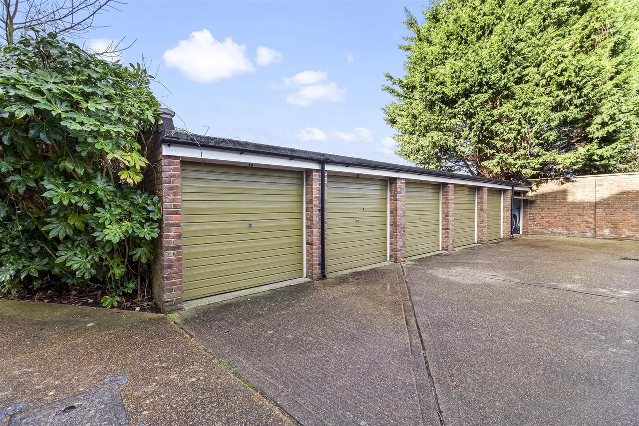 Dorchester Gardens, Worthing, photo 14