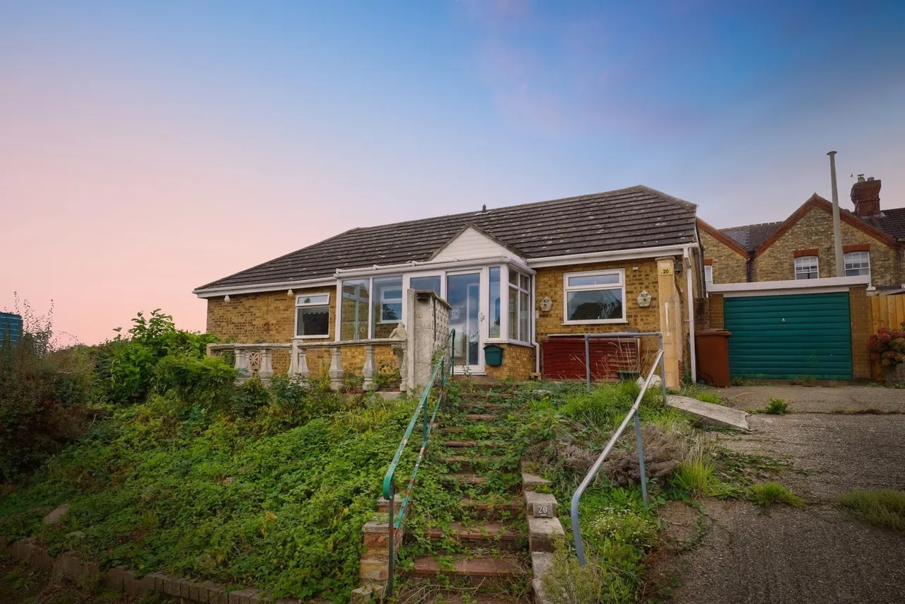 2 bed house for sale, Admiralty Road, Upnor, ME2