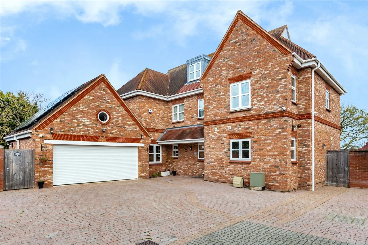 5 bed house to rent, Station Road, Wickford, SS11