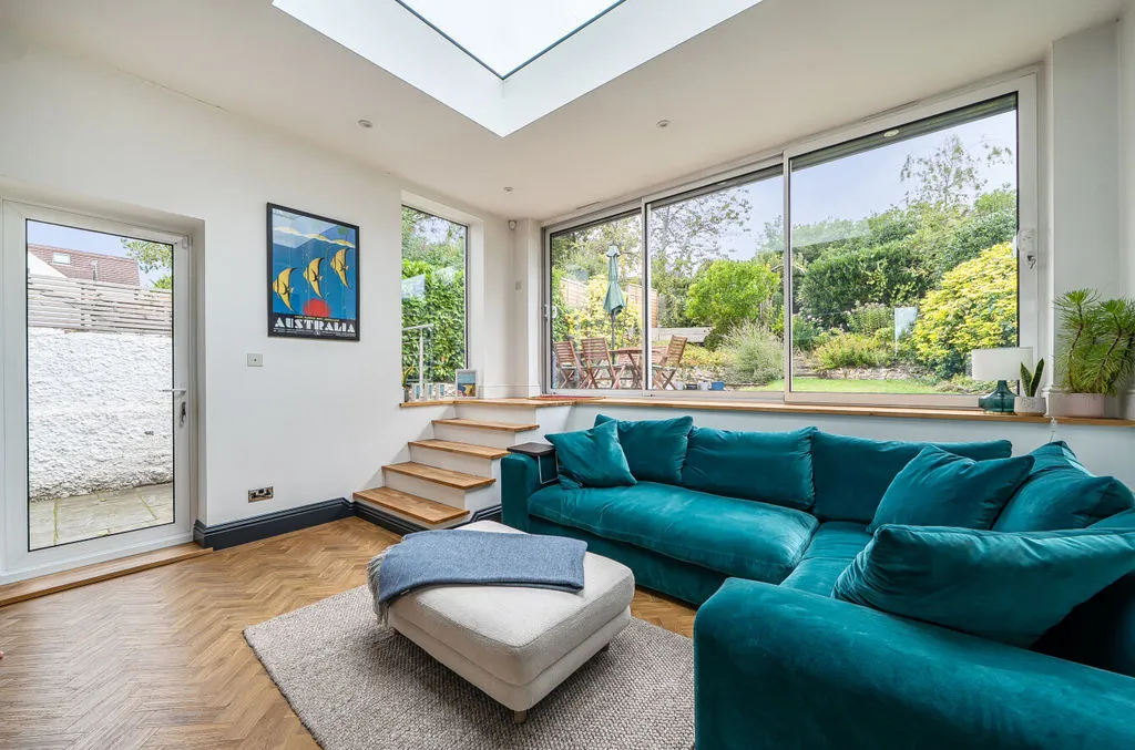Bramley Avenue, Coulsdon CR5 2DP, photo 2