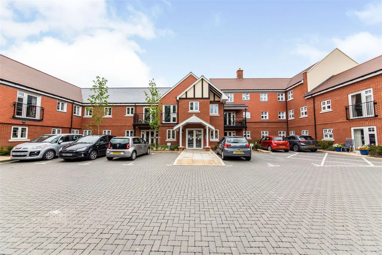 2 bed flat for sale, Hempstead Road, Bovingdon, HP3