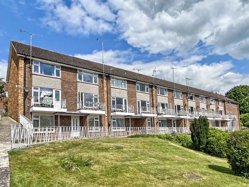2 bed flat for sale — Amersham Hill, High Wycombe HP13 6PB