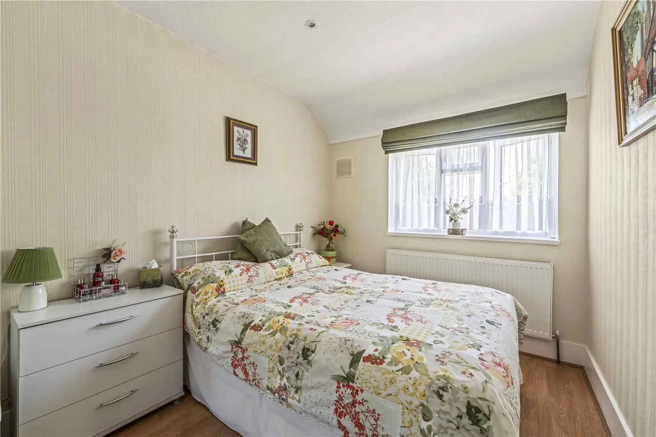 St Johns Road, Hanworth, TW13 6NW, photo 8