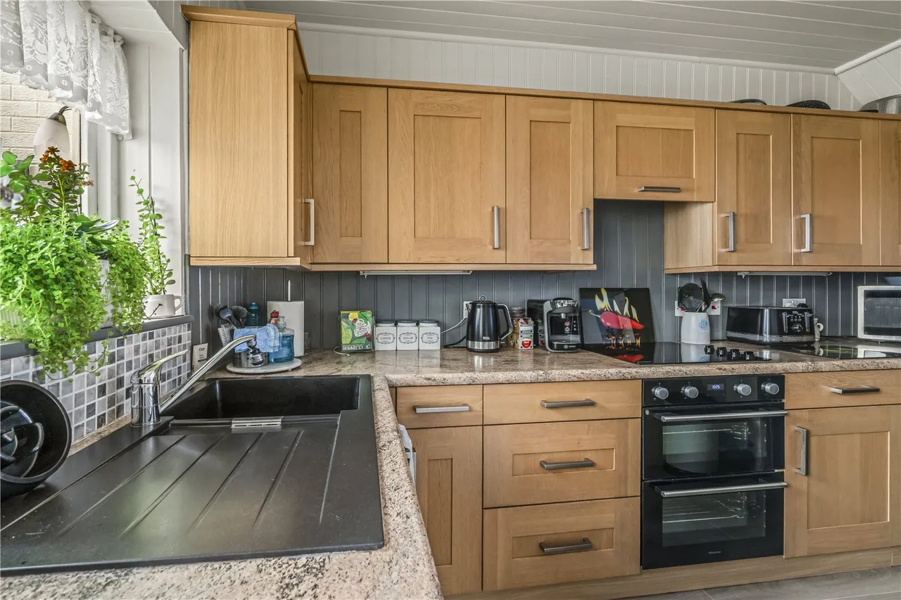 St Johns Road, Hanworth, TW13 6NW, photo 5