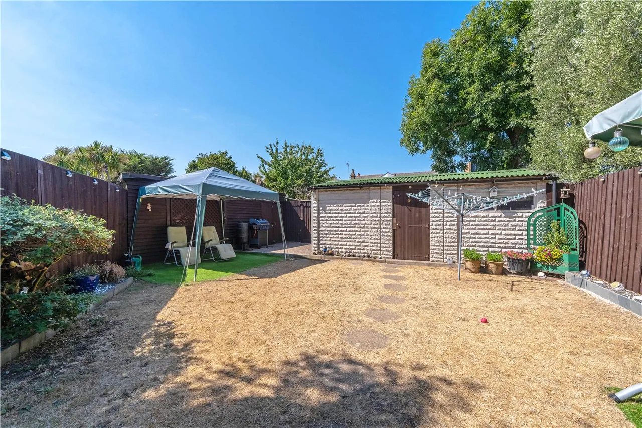 St Johns Road, Hanworth, TW13 6NW, photo 2
