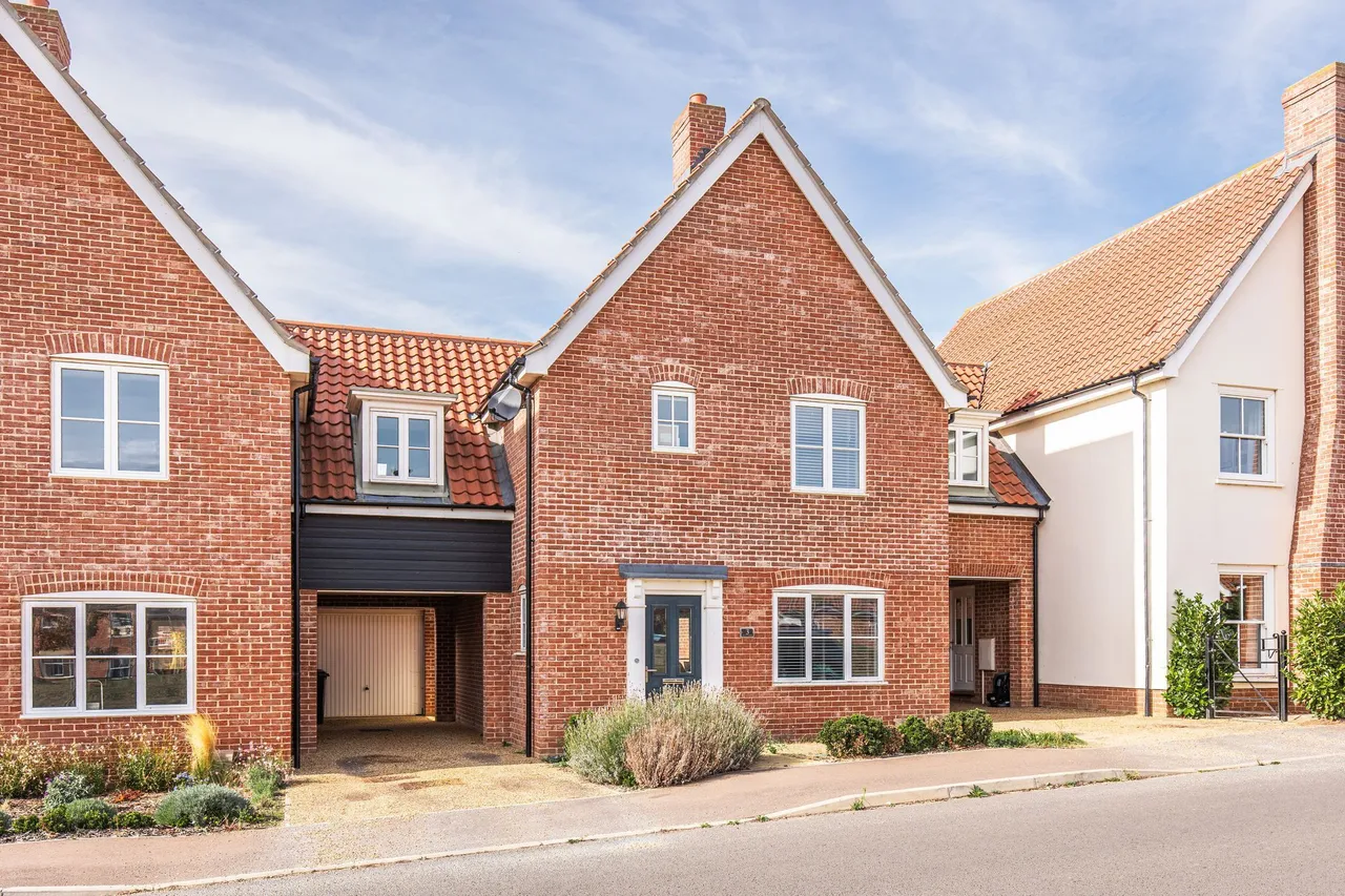 Modern Family Three Bedroom Home in H, photo 16