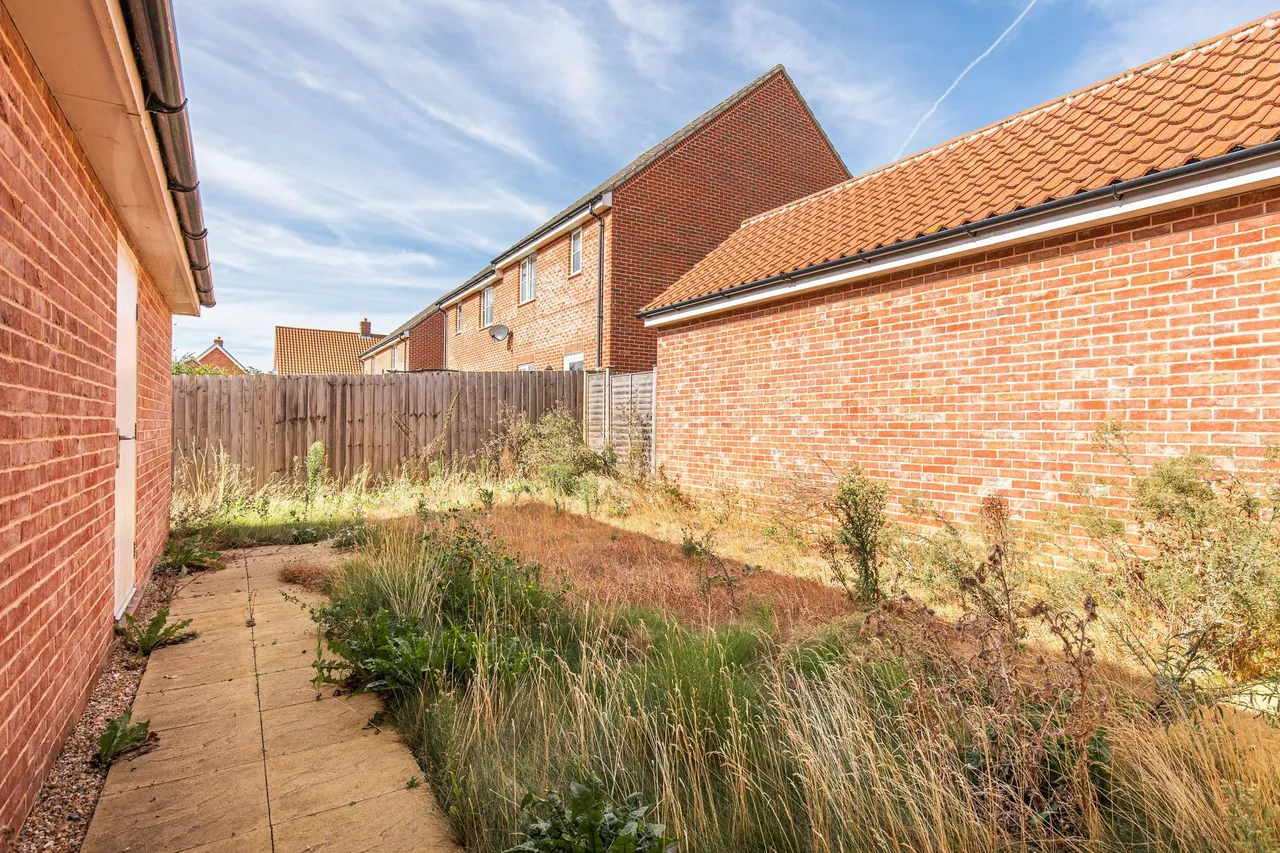 Modern Family Three Bedroom Home in H, photo 15