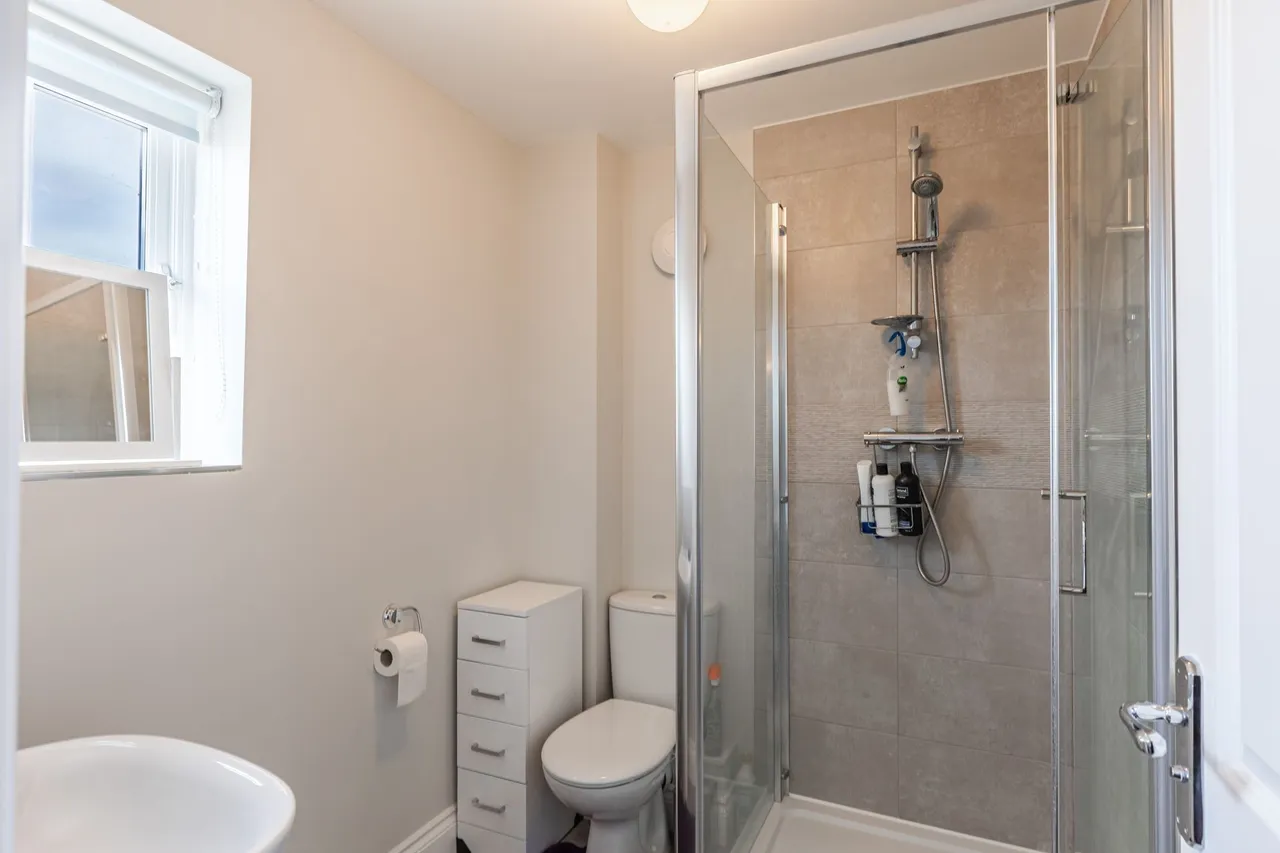 Modern Family Three Bedroom Home in H, photo 11