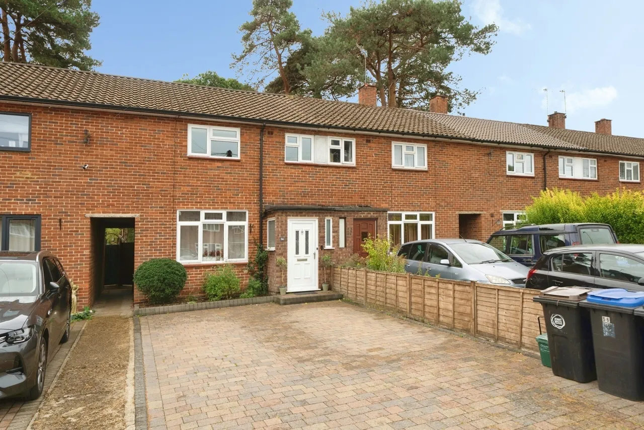 2 bed house for sale, Albert Drive, Woking, GU21