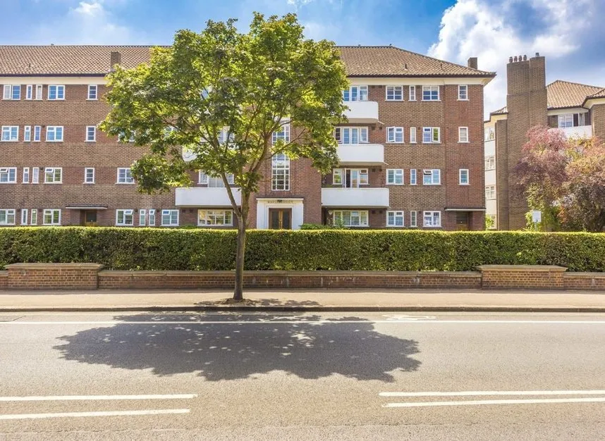 3 bed flat to rent — Courtlands, Richmond, TW10