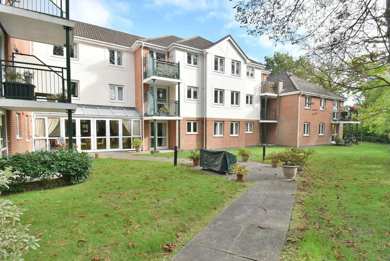St Georges Court, BH22, photo 2